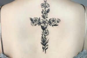 tatuajes de cruces con flores en la espalda