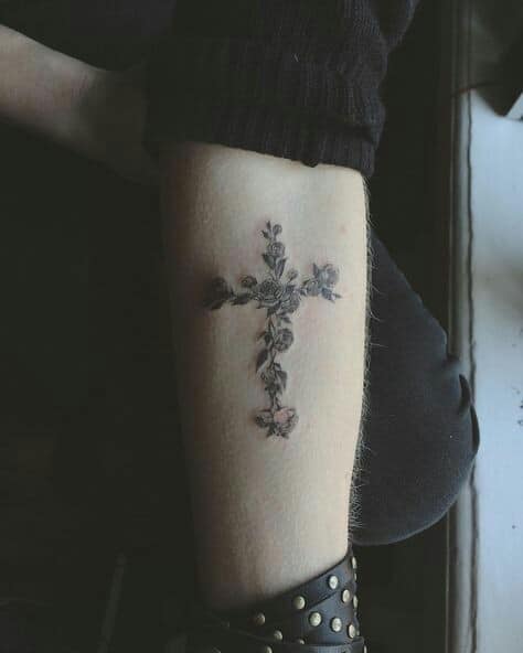 tatuajes de cruces con flores para hombre