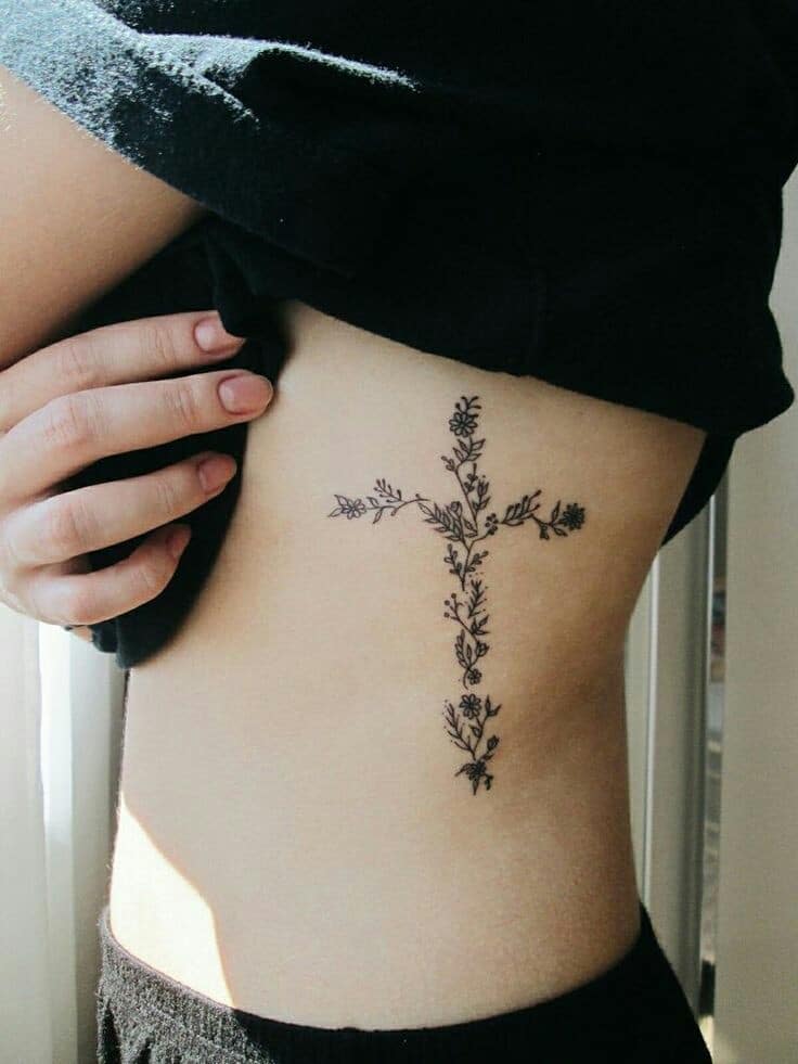 tatuajes de cruces con flores para mujer