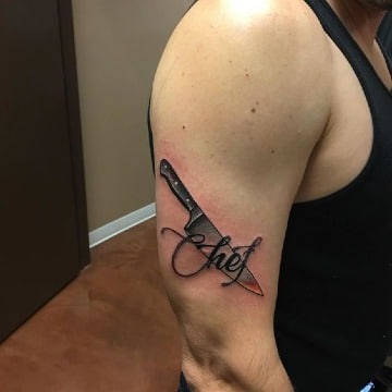 tatuajes de cuchillos de chef en el brazo