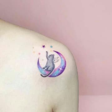 tatuajes de gatos y lunas para mujeres