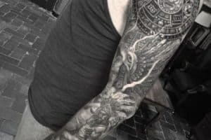 tatuajes de guerreros mayas en el brazo