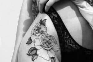 tatuajes de rosas en la cadera grandes