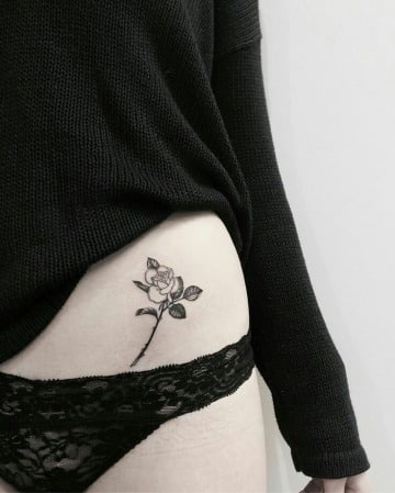tatuajes de rosas en la cadera pequeños