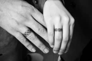 imagenes de tatuajes de anillos para parejas