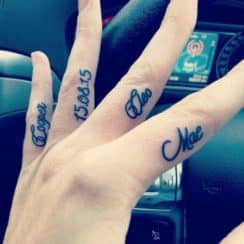 4 tipografias de tatuajes de nombres en los dedos