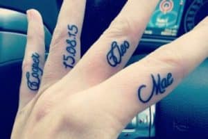 tatuajes de nombres en los dedos para mujer