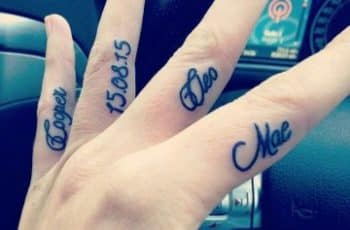 4 tipografias de tatuajes de nombres en los dedos