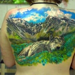 3 rasgos claves en tatuajes de paisajes en la espalda
