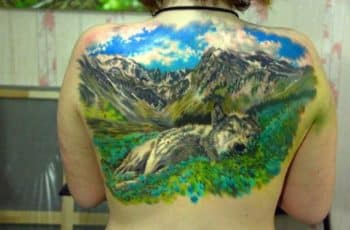3 rasgos claves en tatuajes de paisajes en la espalda