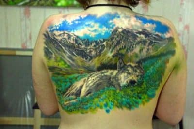 tatuajes de paisajes en la espalda para mujer