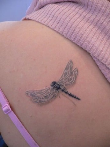 diseños de tatuajes de libelulas en el hombro