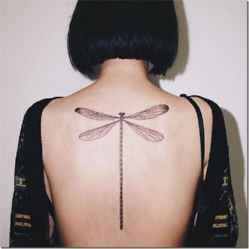 fotos de tatuajes de libelulas en la espalda