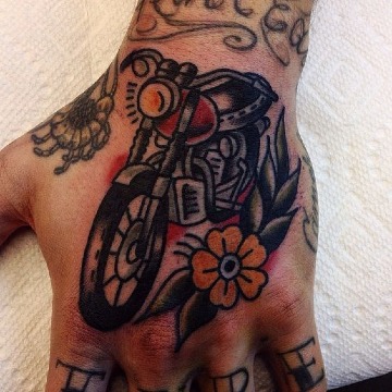 imagenes de tatuajes de motos en la mano
