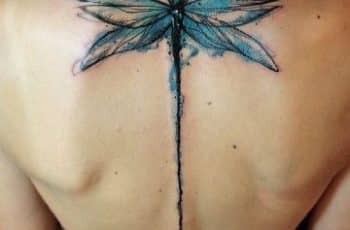 3 tatuajes de libelulas a color y una obra realista