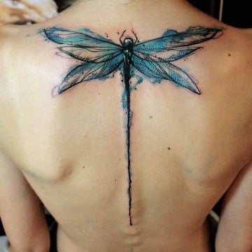 tatuajes de libelulas a color en la espalda