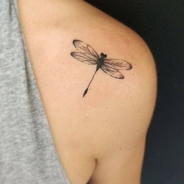tatuajes de libelulas en el hombro para homre