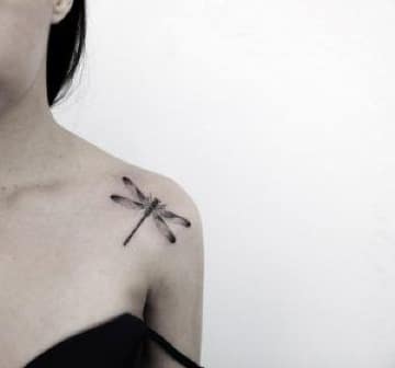 tatuajes de libelulas en el hombro para mujer