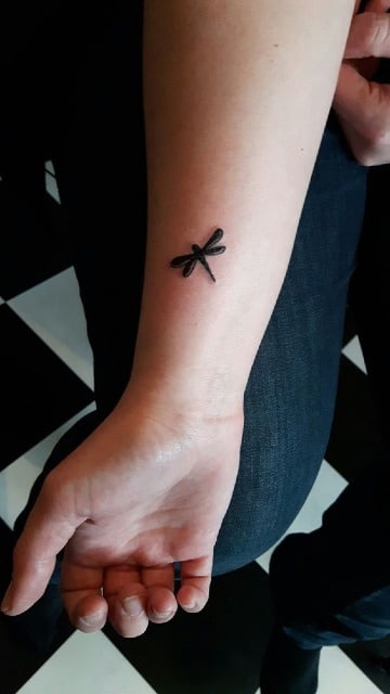 tatuajes de libelulas pequeñas en el antebrazo