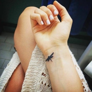 tatuajes de libelulas pequeñas en la muñeca