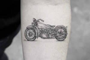 tatuajes de motos para hombres en el antebrazo