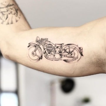 tatuajes de motos para hombres en el brazo