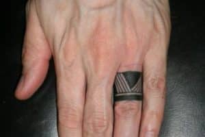 fotos de tatuajes de anillos para hombres