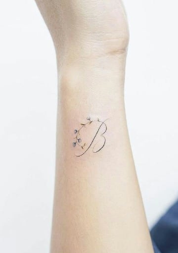 fotos de tatuajes de iniciales para mujeres