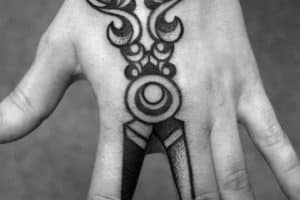 fotos de tatuajes de tijeras en la mano