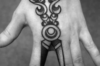 2 profesiones en tatuajes de tijeras en la mano