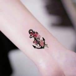 2 pequeños tatuajes de anclas en mujeres y otros diseños