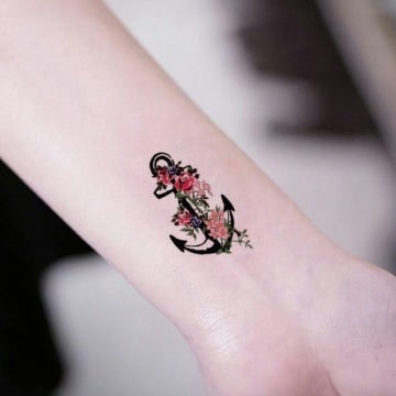 2 pequeños tatuajes de anclas en mujeres y otros