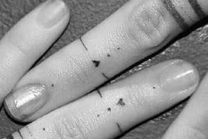 tatuajes de anillos de compromiso para parejas