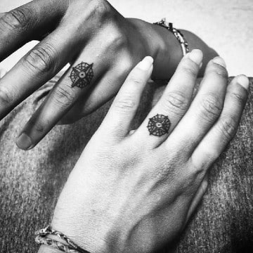 tatuajes de brujulas para parejas en los dedos