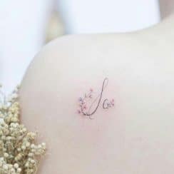 2 diseños tatuajes de iniciales para mujeres con corazones