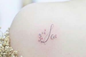 tatuajes de iniciales para mujeres en la espalda