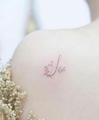 tatuajes de iniciales para mujeres en la espalda