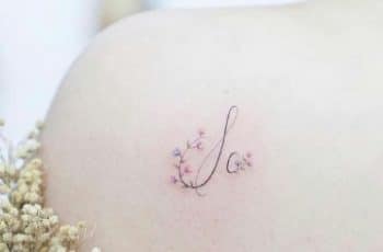 2 diseños tatuajes de iniciales para mujeres con corazones