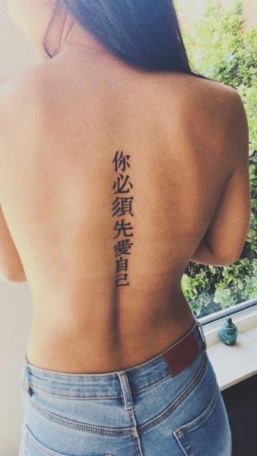 tatuajes de letras chinas en la espalda