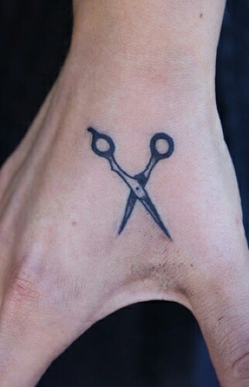 tatuajes de tijeras en la mano para hombres
