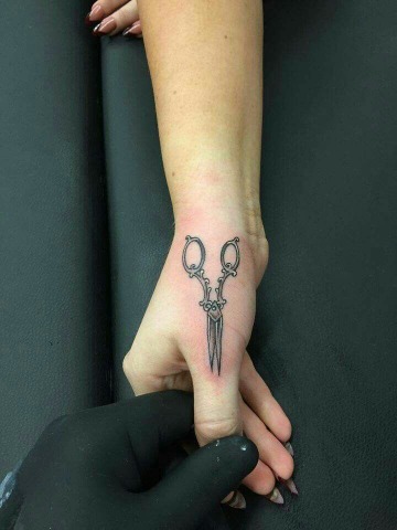 tatuajes de tijeras en la mano para mujeres