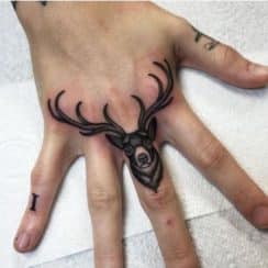 Geniales tatuajes en la mano pequeños en 2 dedos
