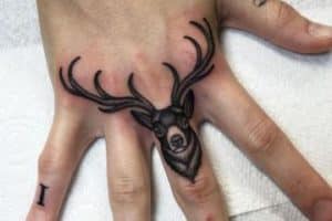 diseños de tatuajes en la mano pequeños