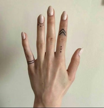 diseños de tatuajes en los dedos para mujer