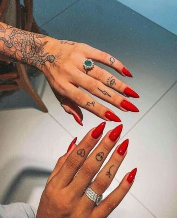 fotos de tatuajes en los dedos para mujer