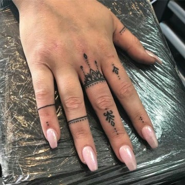 modelos de tatuajes en los dedos para mujer