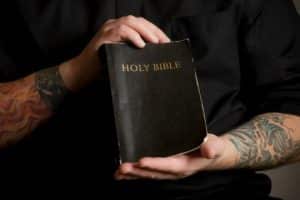 que dice la biblia sobre los tatuajes y piercing