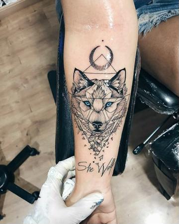 significado de tatuaje de lobo geometrico