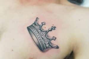 tatuajes de coronas para hombres en el pecho