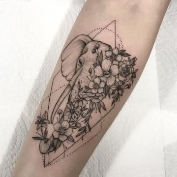 tatuajes de elefantes significado con flores